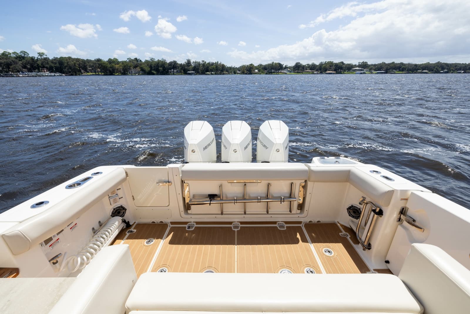 2021 Boston Whaler Realm