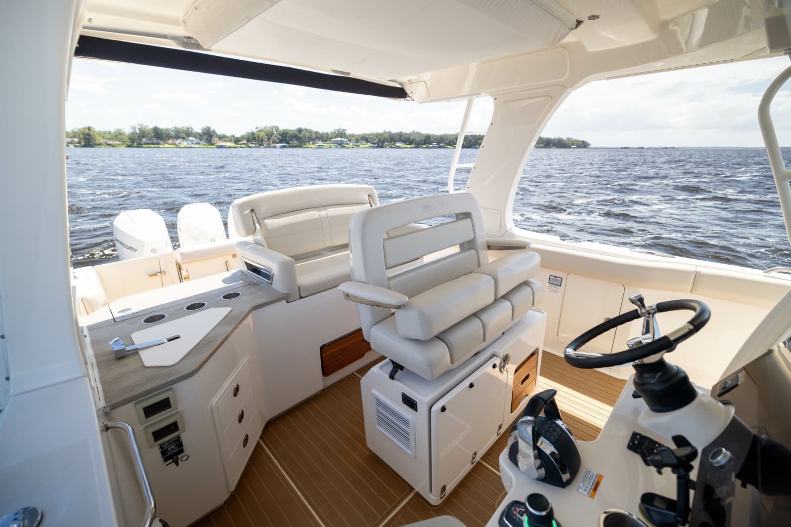 2021 Boston Whaler Realm