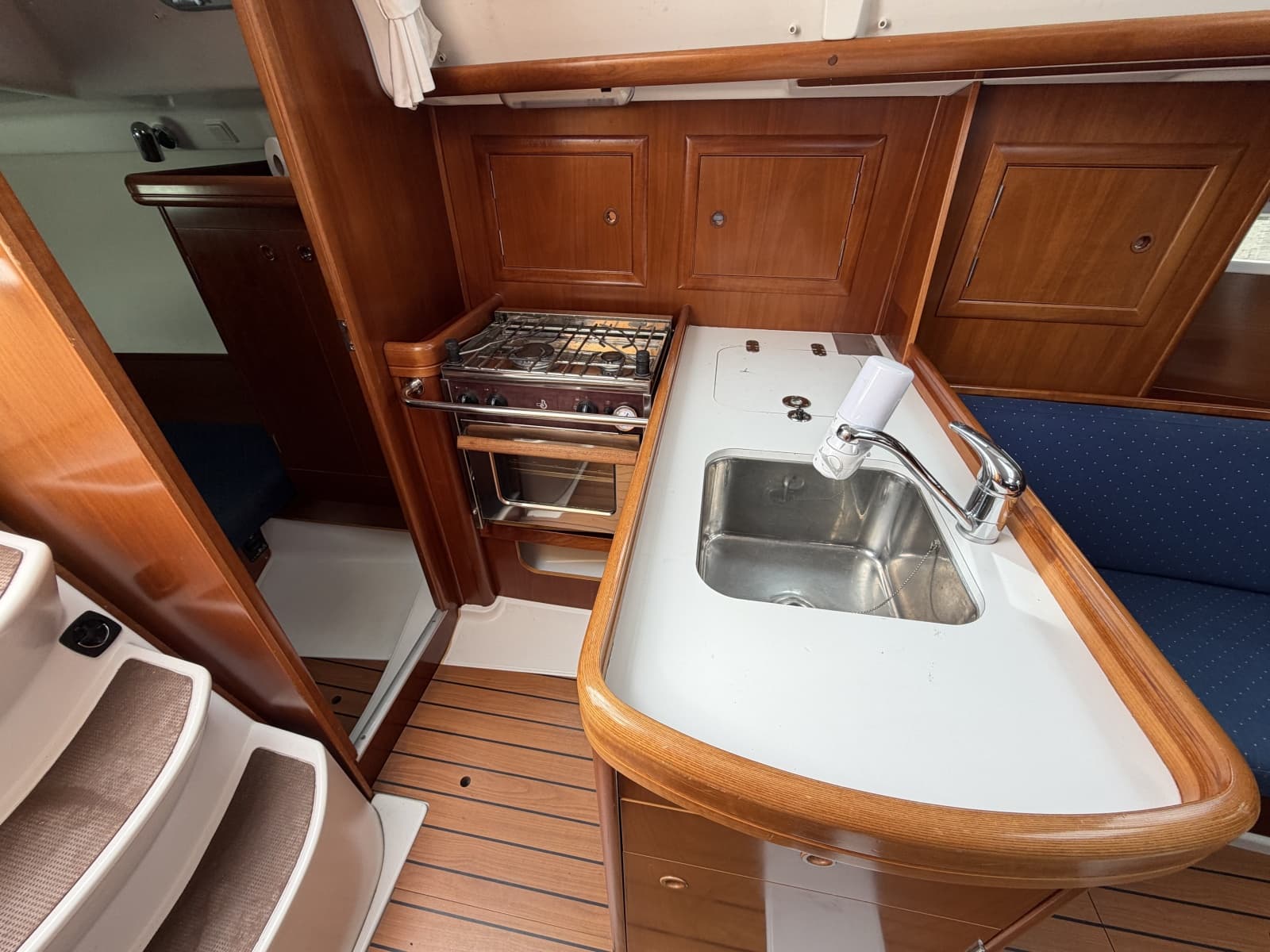 2004 Beneteau 323