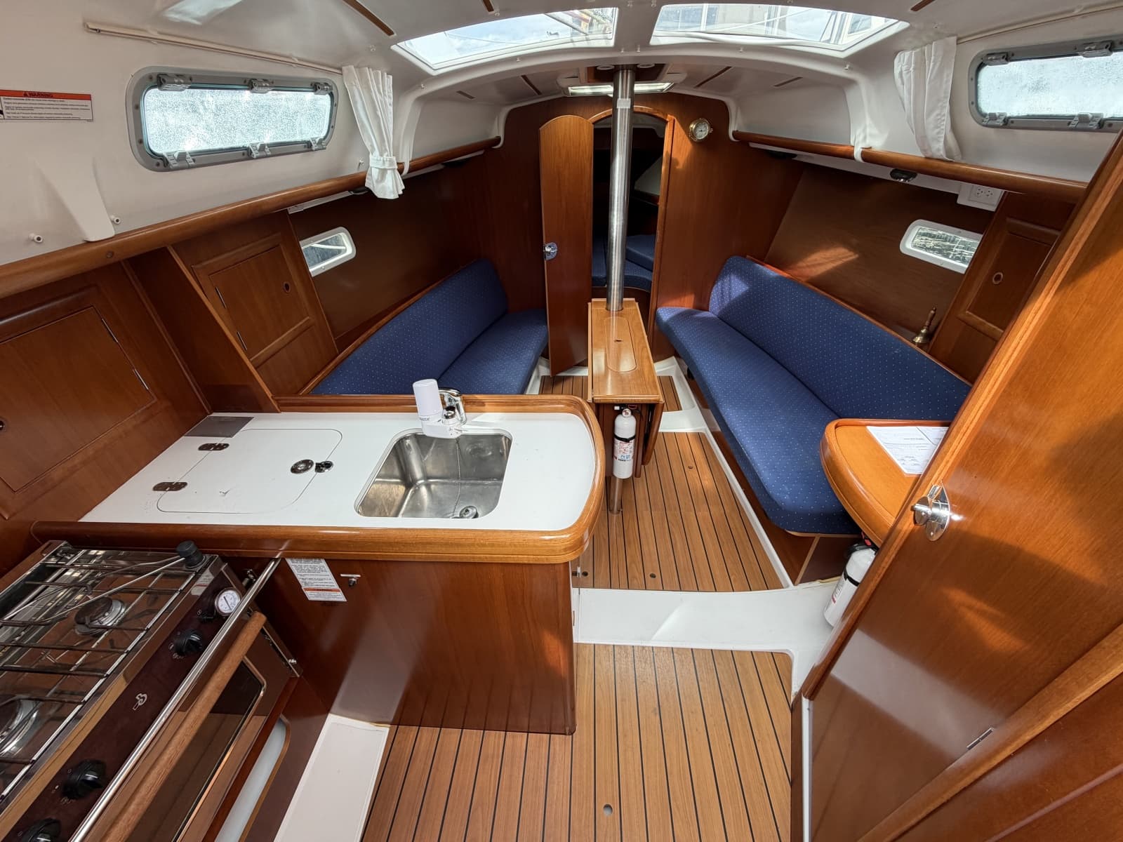 2004 Beneteau 323