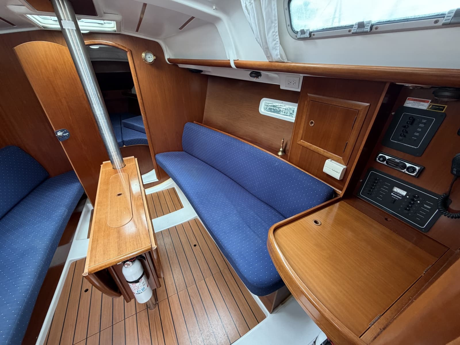 2004 Beneteau 323
