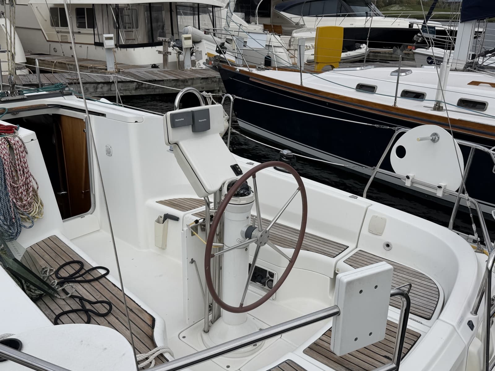 2004 Beneteau 323