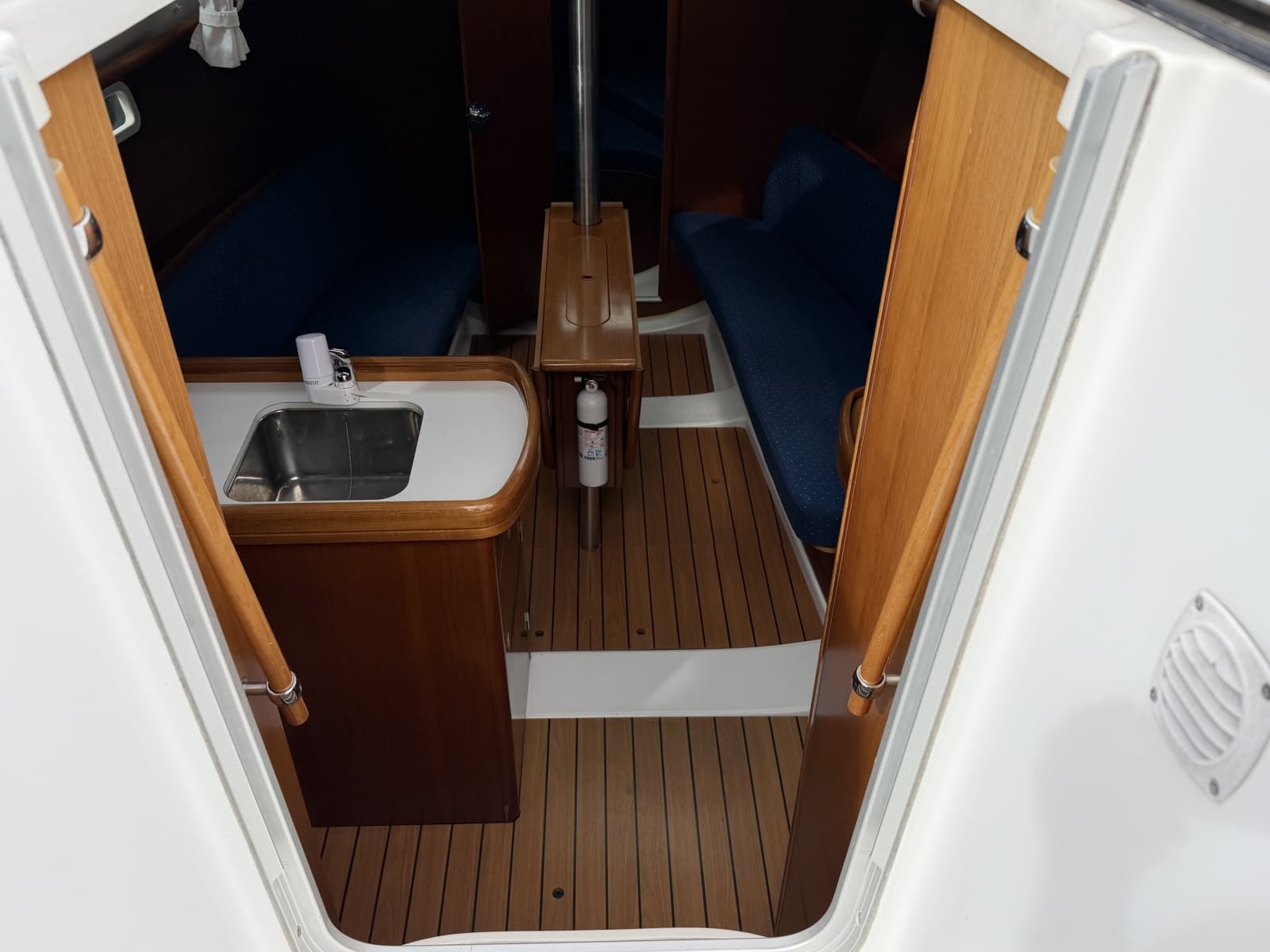 2004 Beneteau 323
