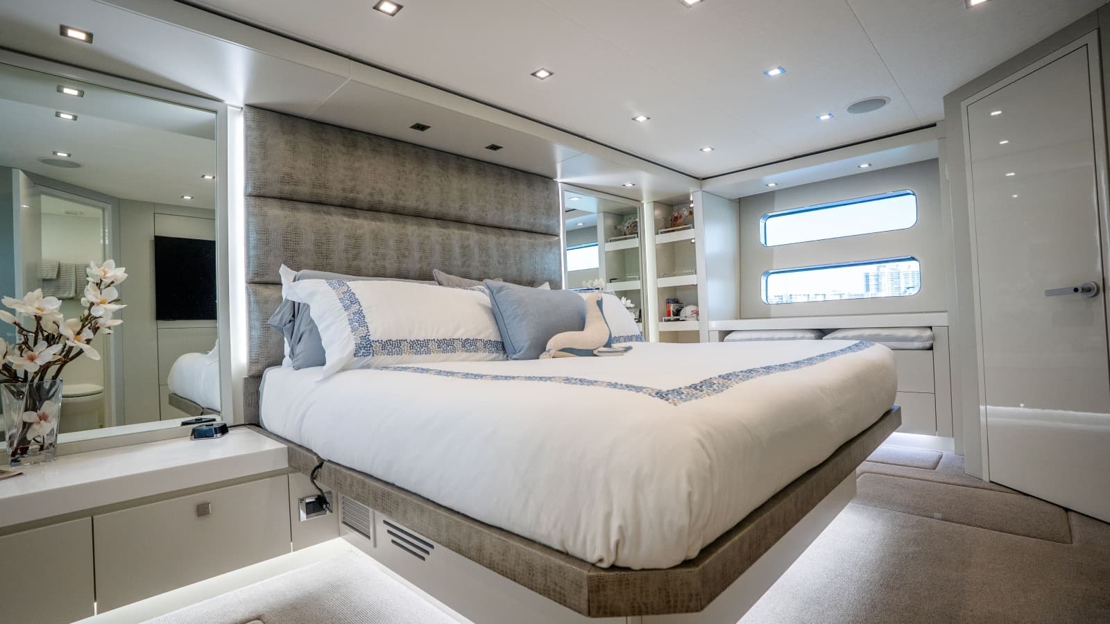 2018 Hatteras M75