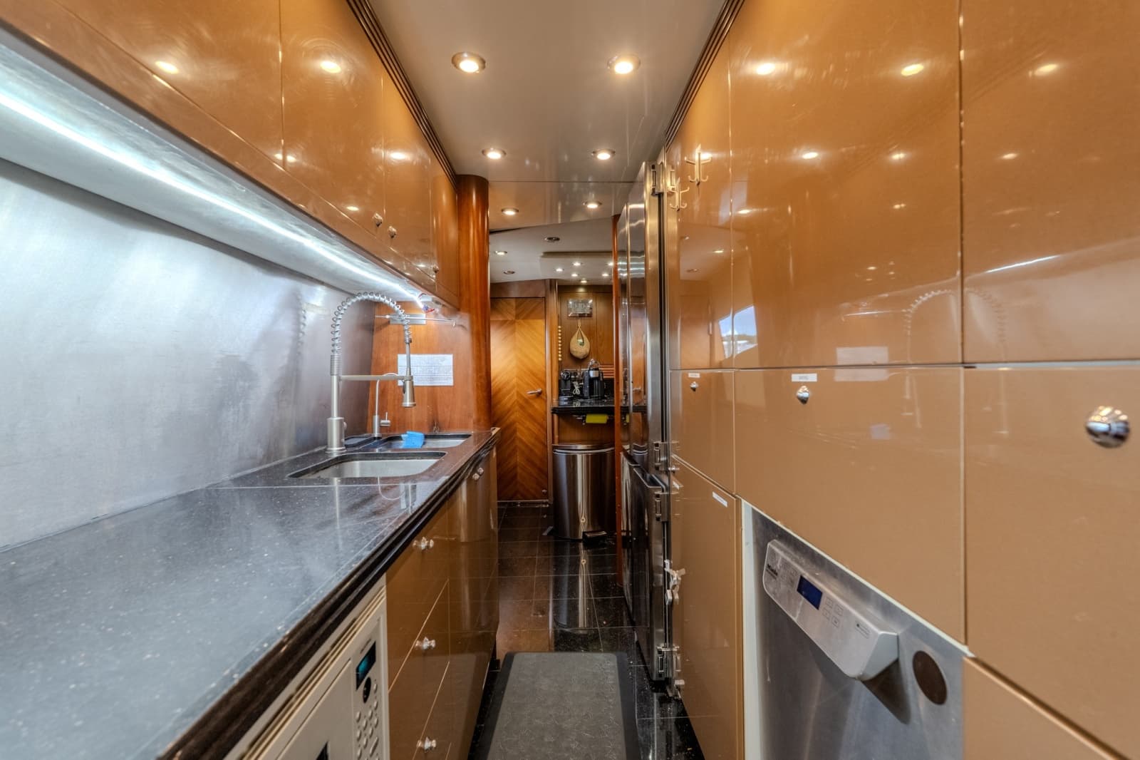 2004 Sunseeker 105 Yacht