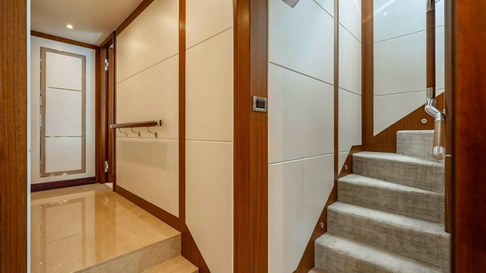 Lower Landing/ Stairs