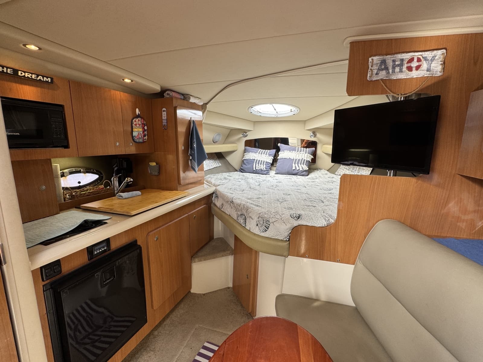 2007 Cruisers Yachts 