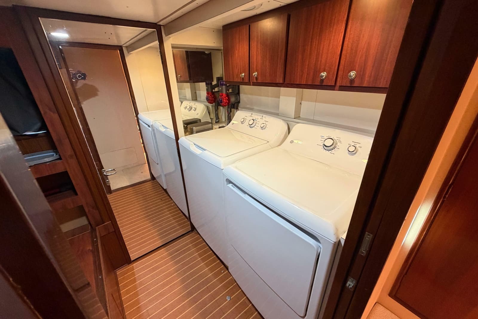 1991 Hatteras 70 Cockpit Motor Yacht
