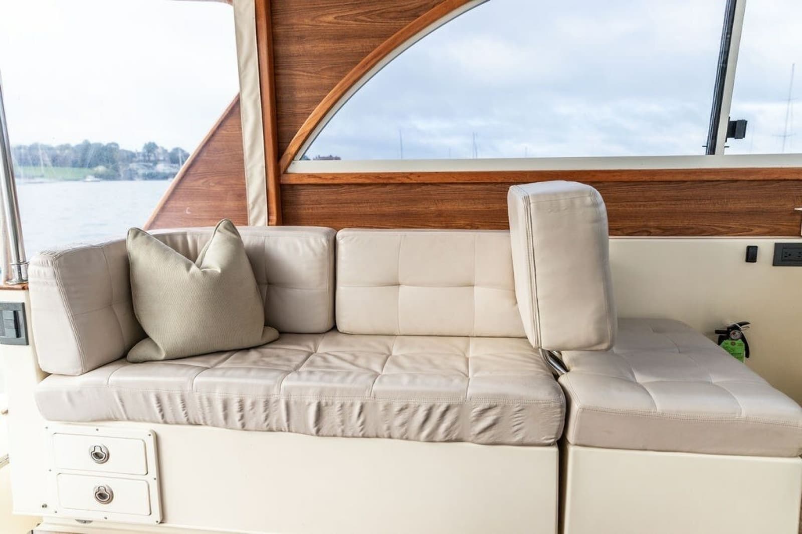 2007 Legacy Yachts 32