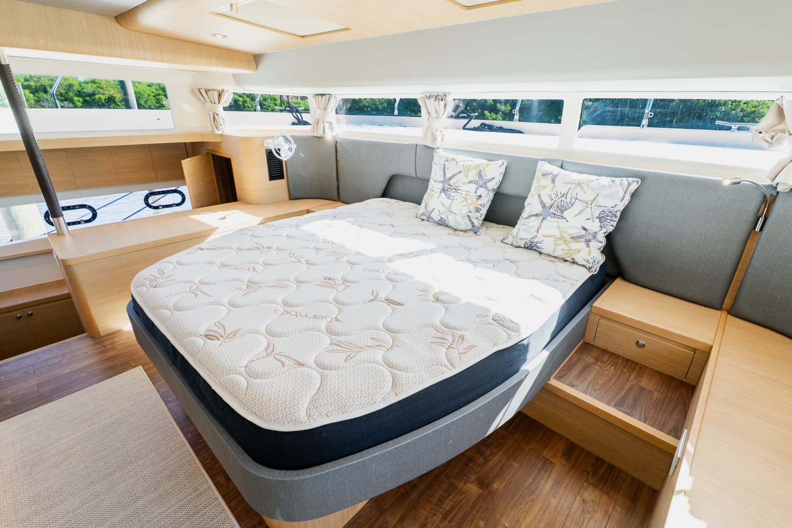 2022 Aquila 54 YACHT