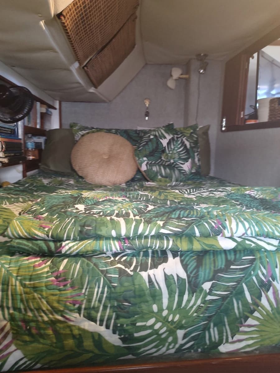 36 Stateroom1 Forward Athwartship Queen Port
