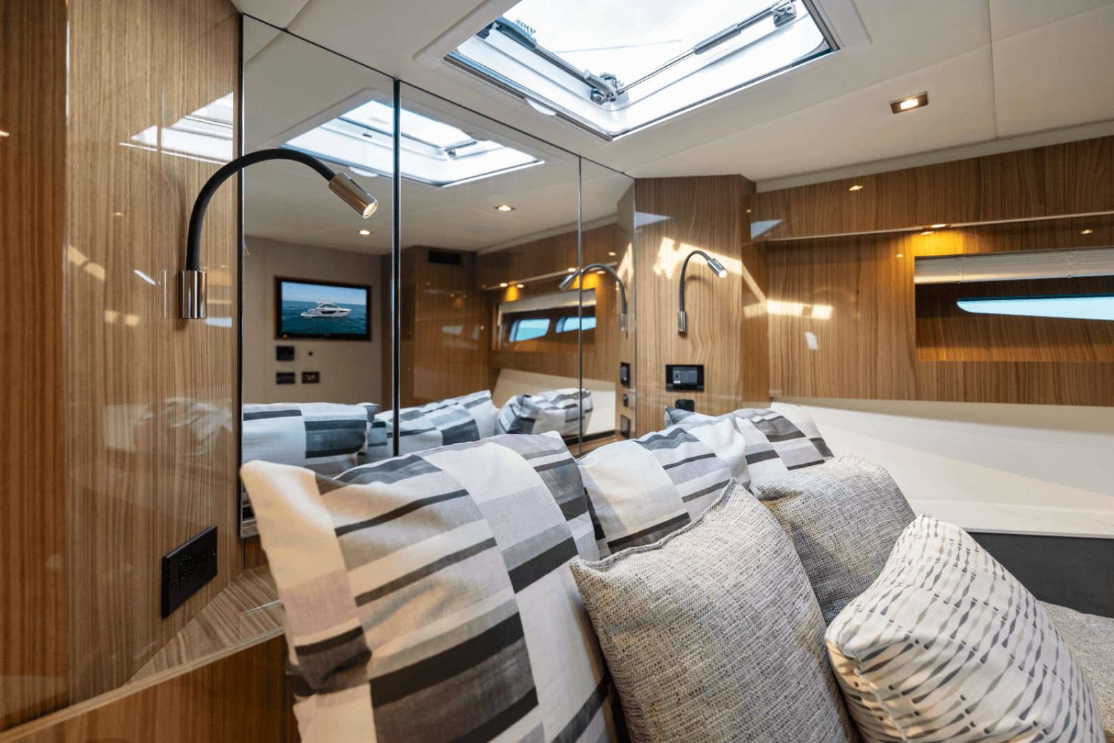 2025 Cruisers Yachts 50 Cantius