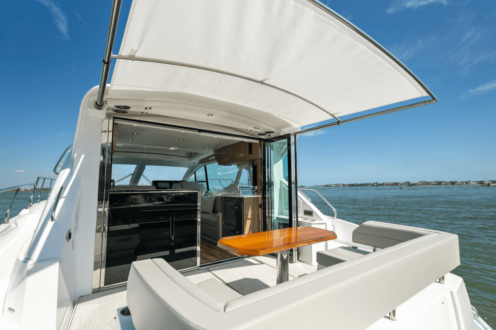 2025 Cruisers Yachts 50 Cantius