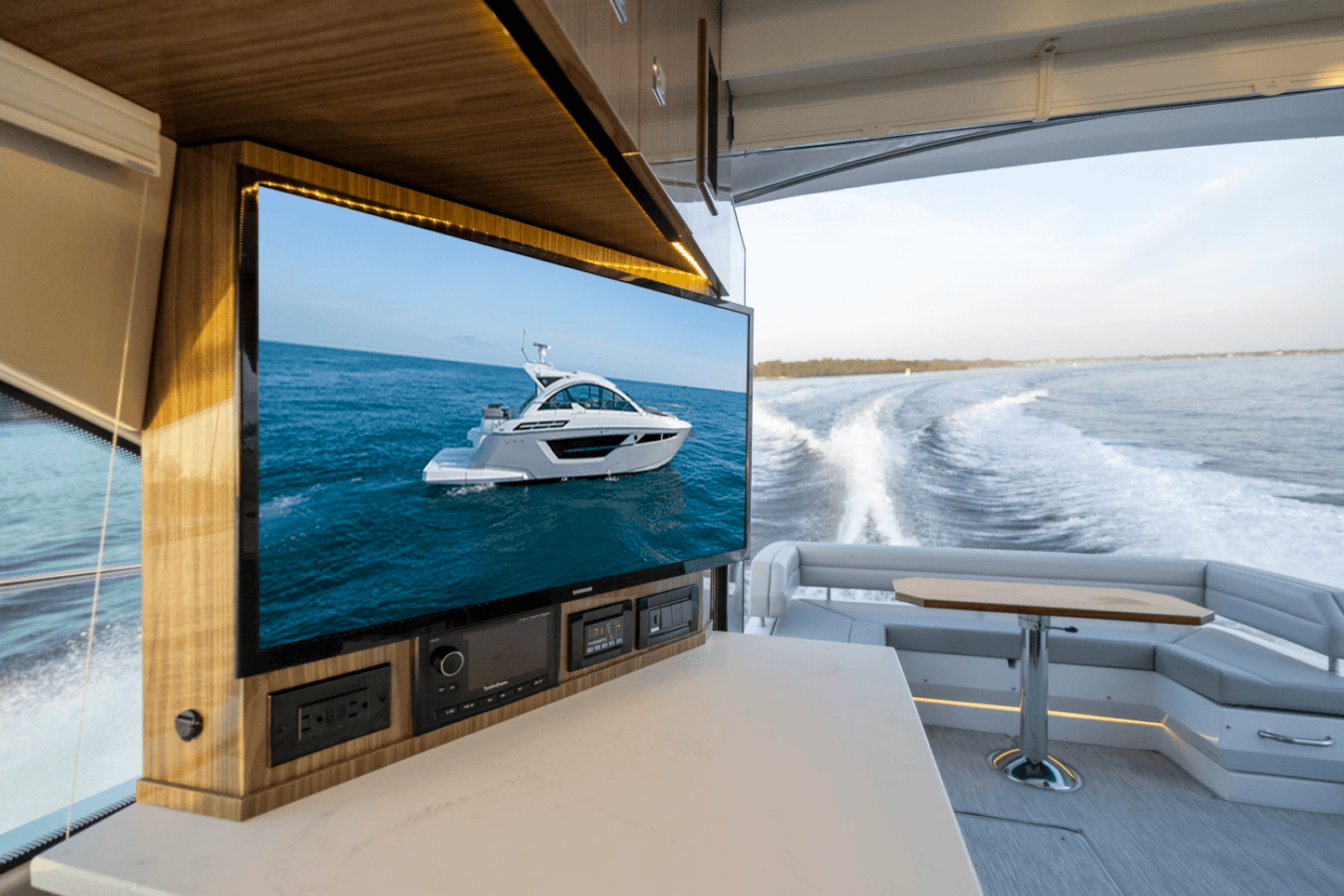 2025 Cruisers Yachts 50 Cantius