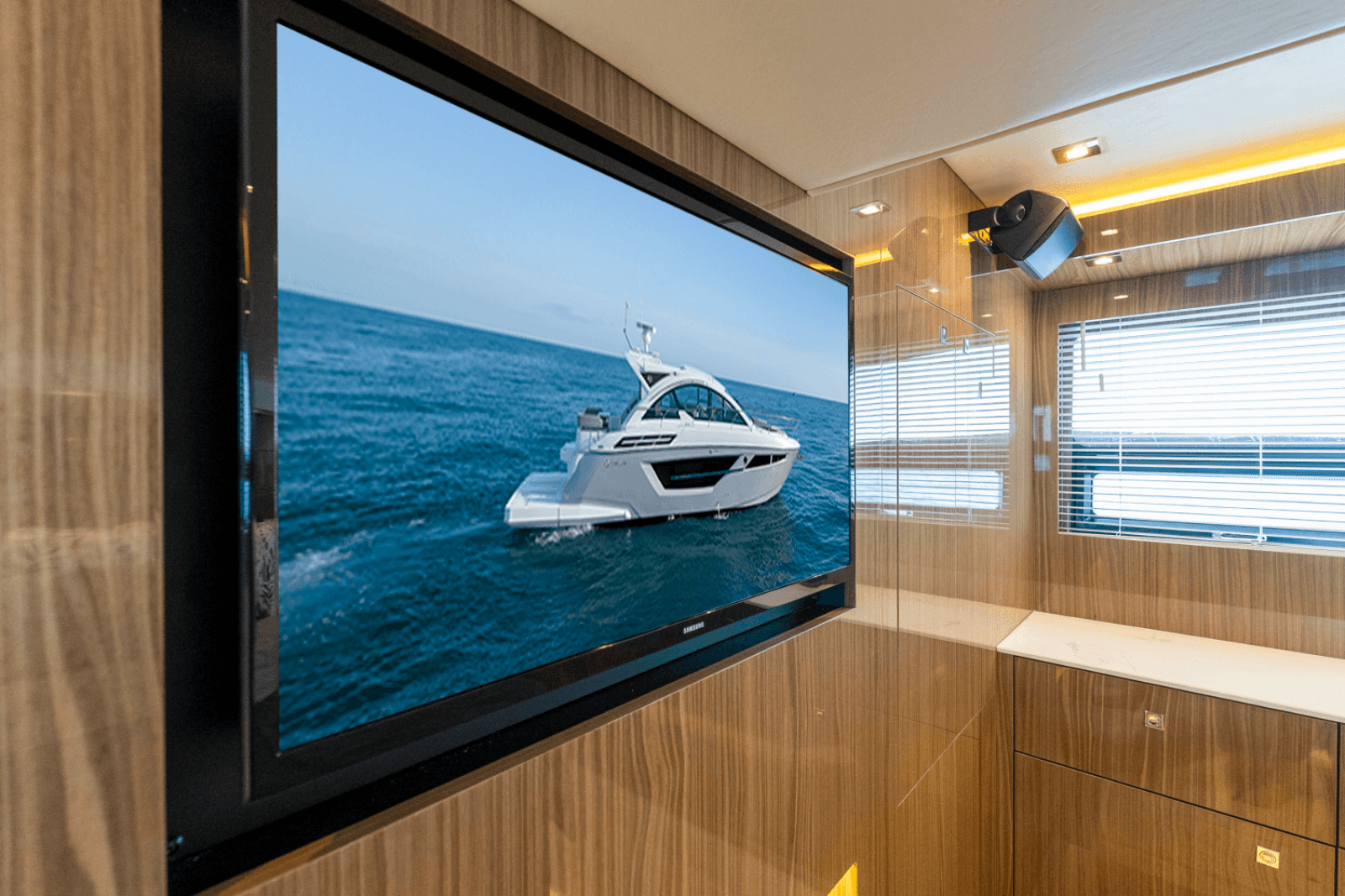 2025 Cruisers Yachts 50 Cantius