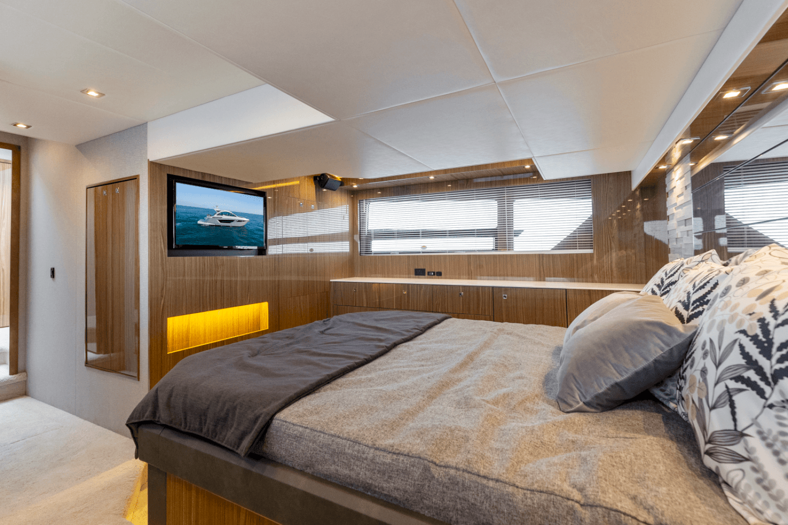 2025 Cruisers Yachts 50 Cantius