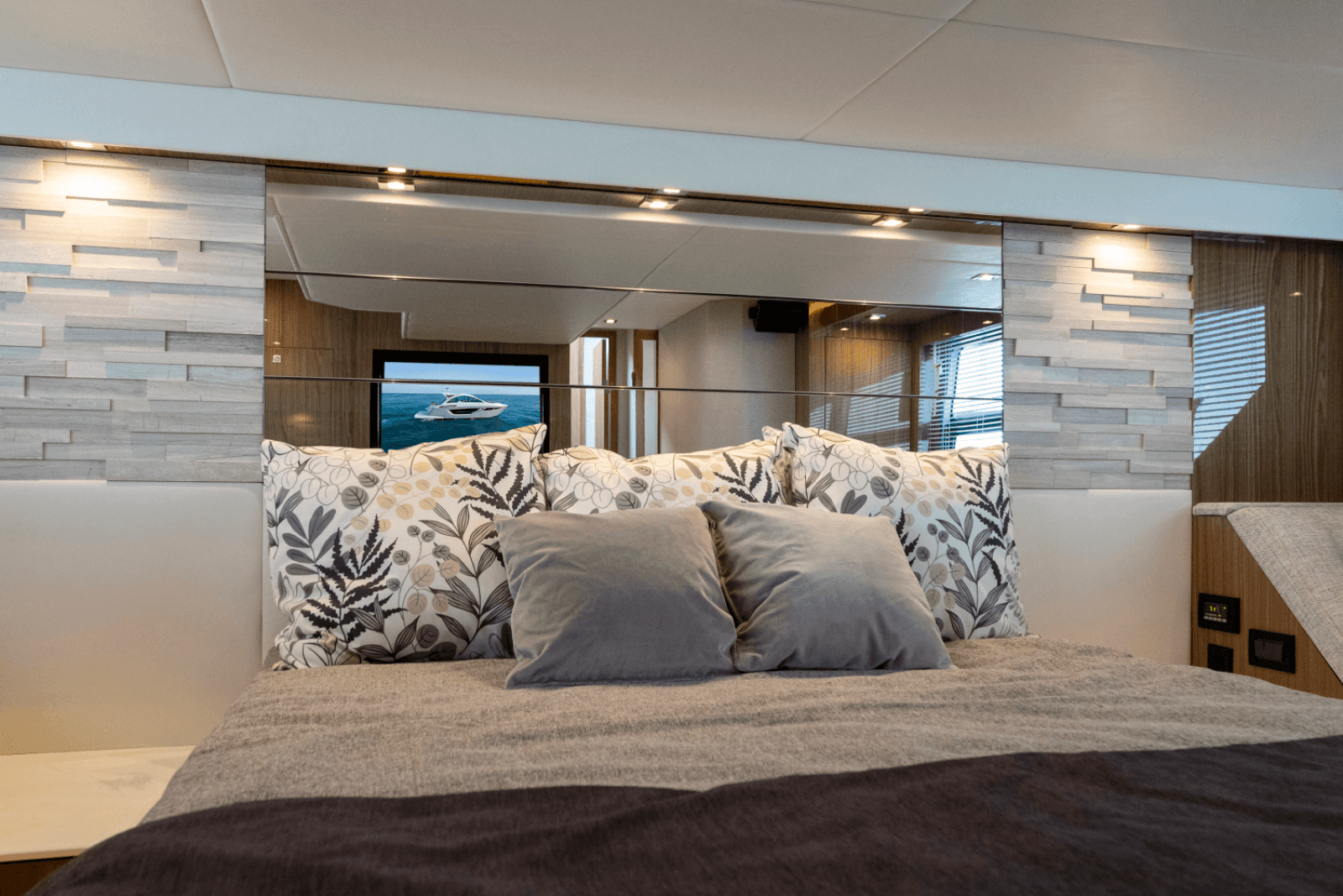 2025 Cruisers Yachts 50 Cantius