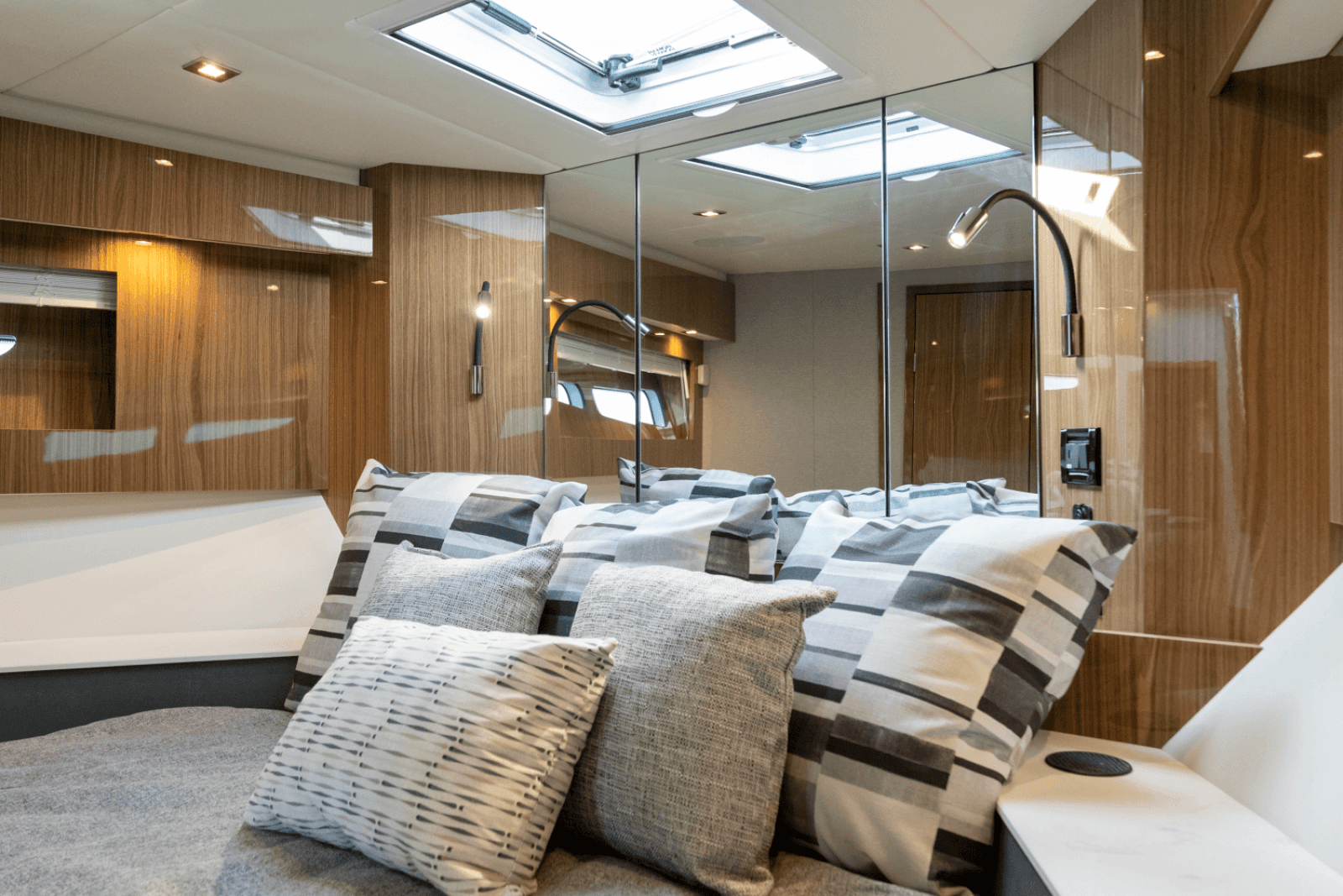2025 Cruisers Yachts 50 Cantius