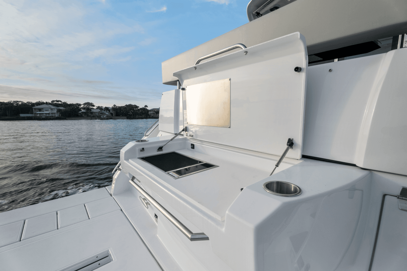 2025 Cruisers Yachts 50 Cantius