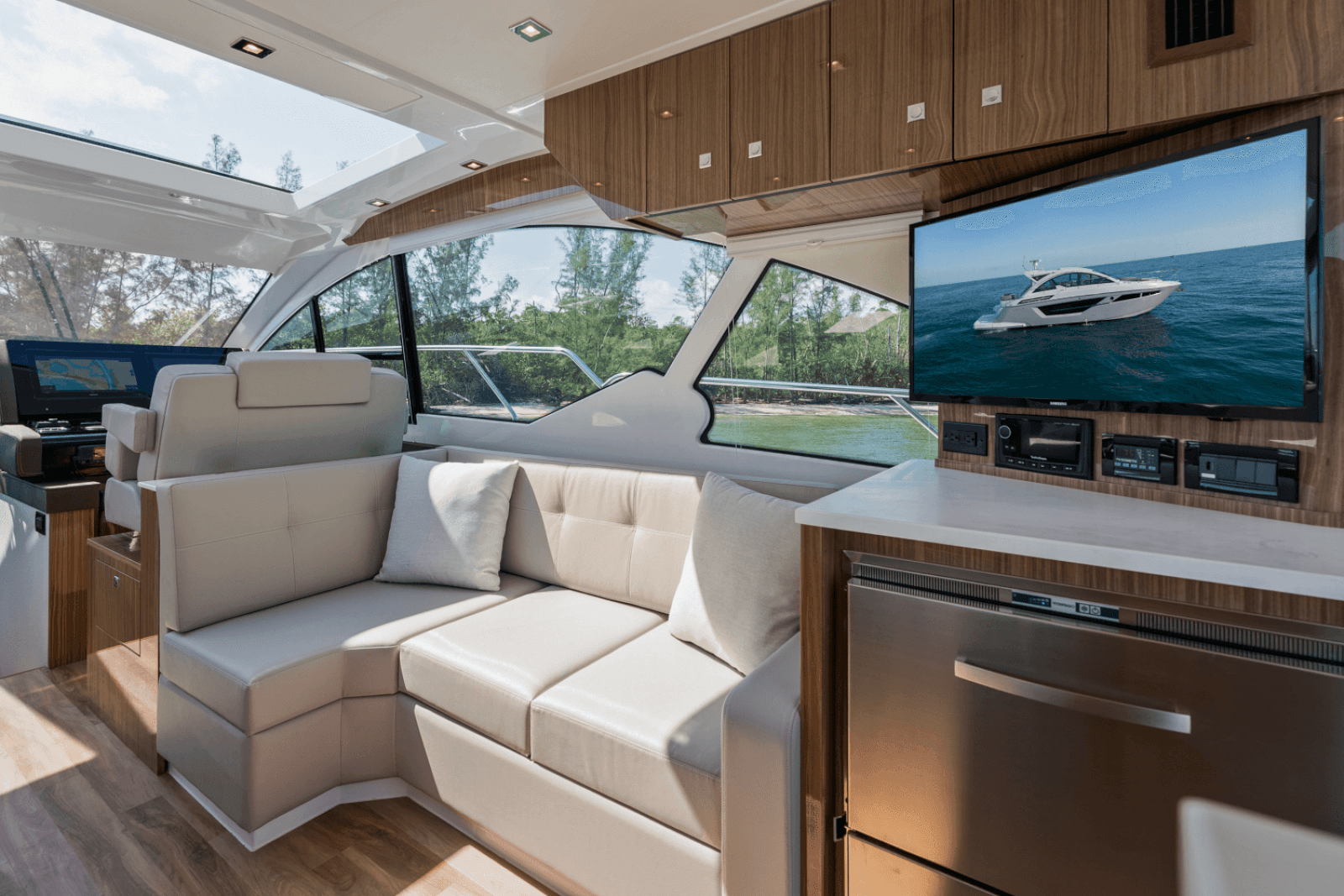 2025 Cruisers Yachts 50 Cantius