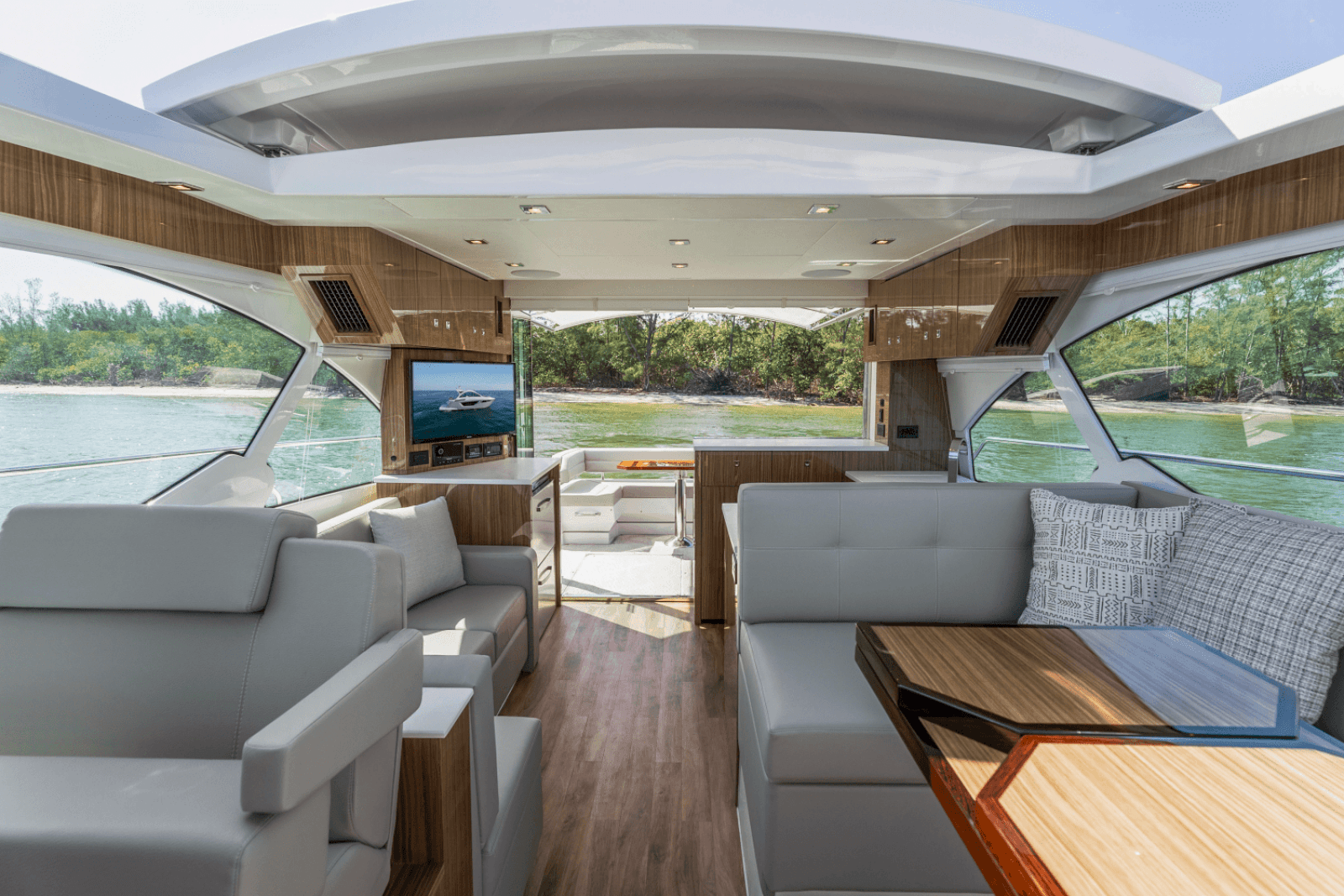 2025 Cruisers Yachts 50 Cantius