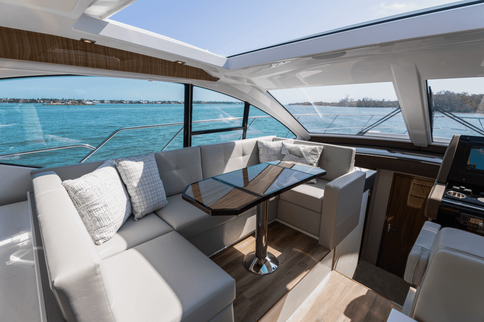 2025 Cruisers Yachts 50 Cantius