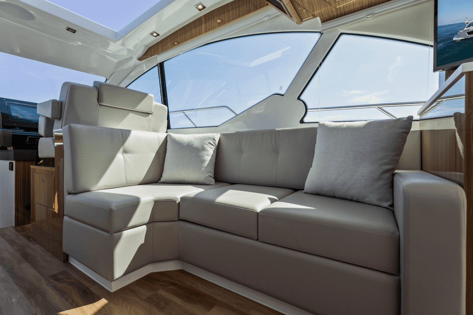 2025 Cruisers Yachts 50 Cantius
