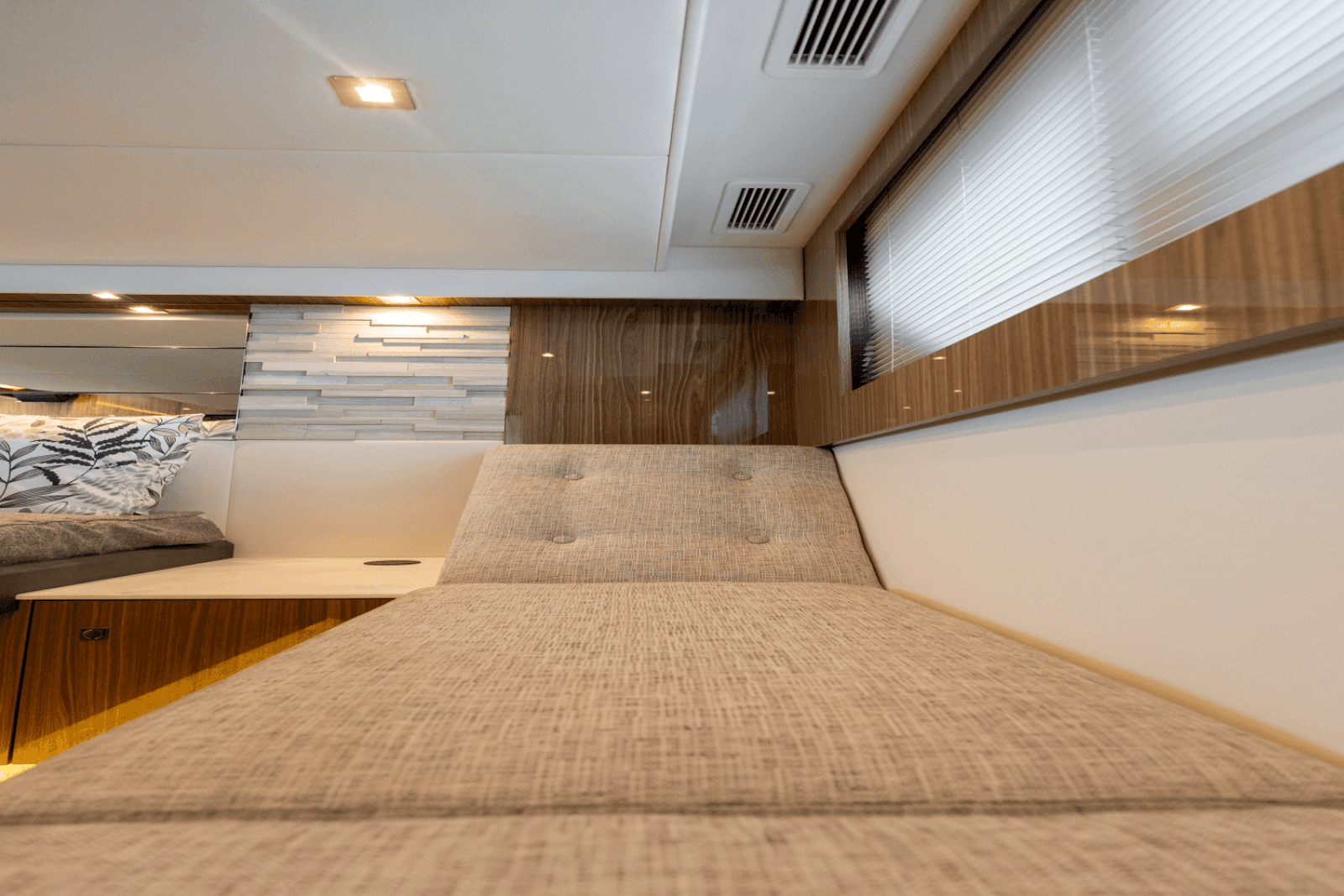 2025 Cruisers Yachts 50 Cantius