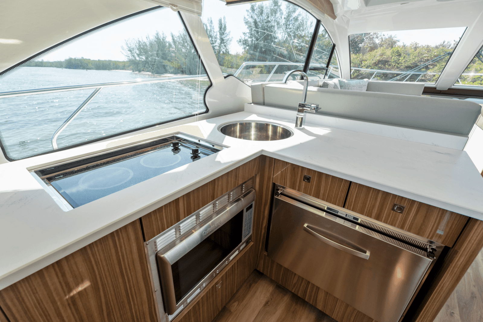 2025 Cruisers Yachts 50 Cantius