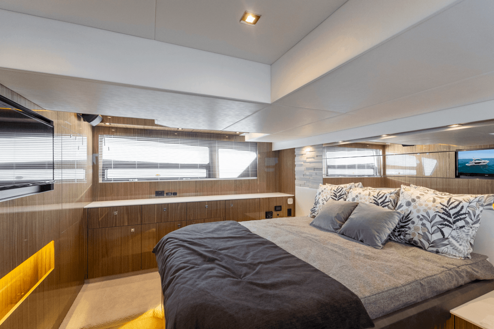 2025 Cruisers Yachts 50 Cantius