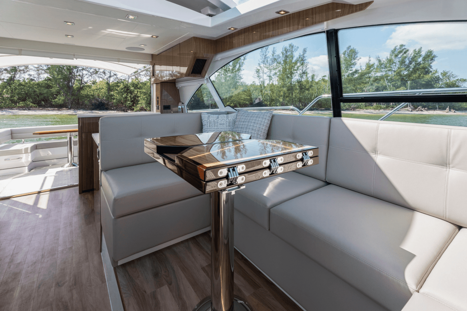 2025 Cruisers Yachts 50 Cantius