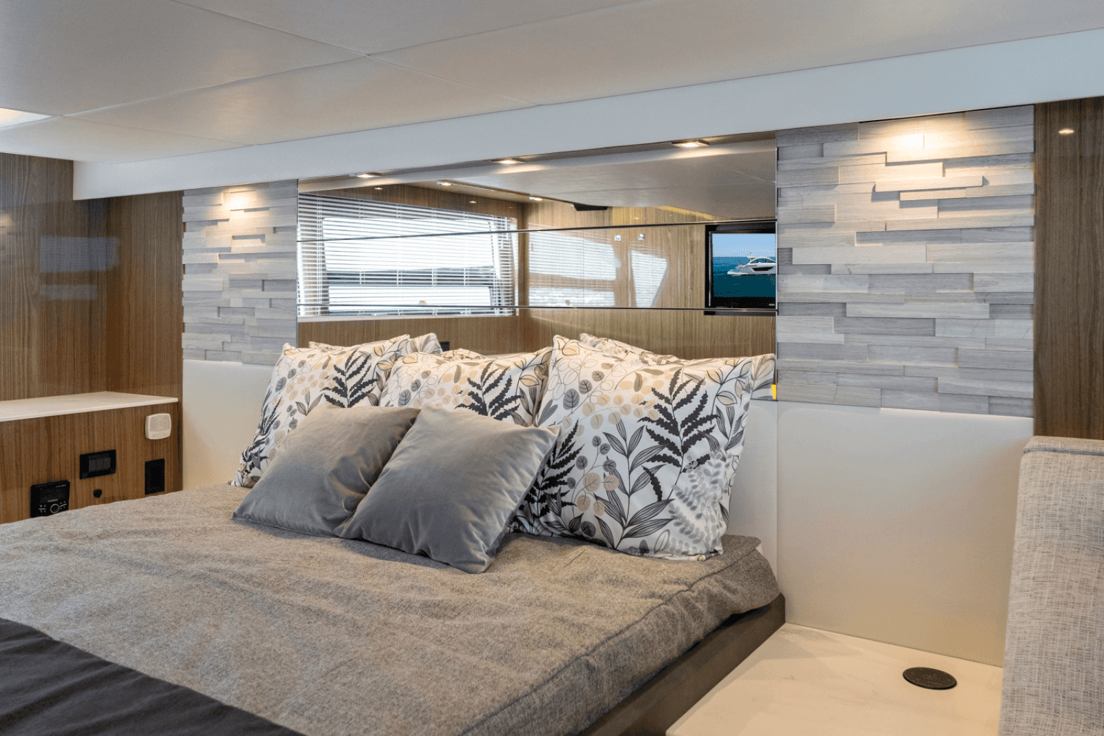 2025 Cruisers Yachts 50 Cantius