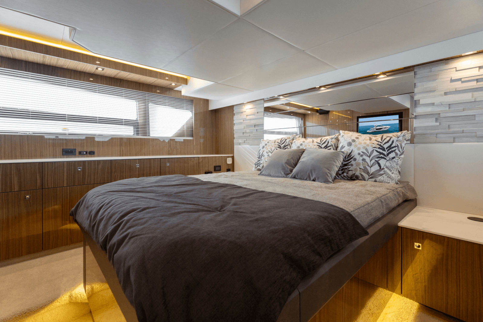 2025 Cruisers Yachts 50 Cantius