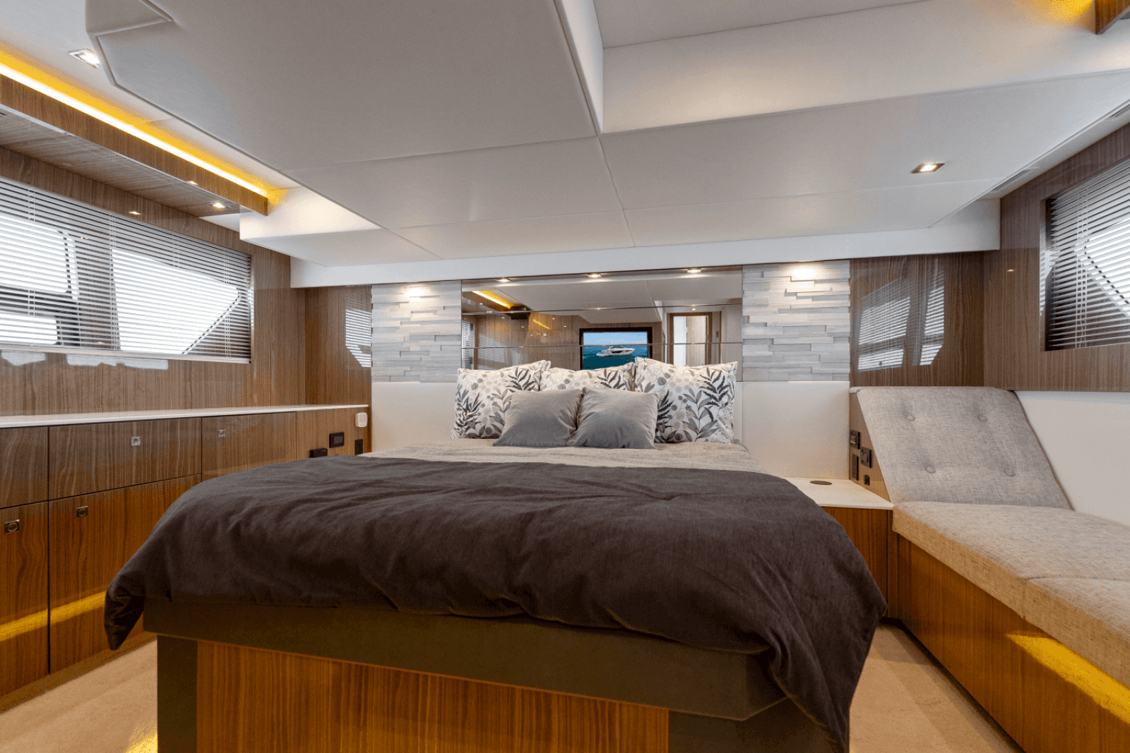 2025 Cruisers Yachts 50 Cantius