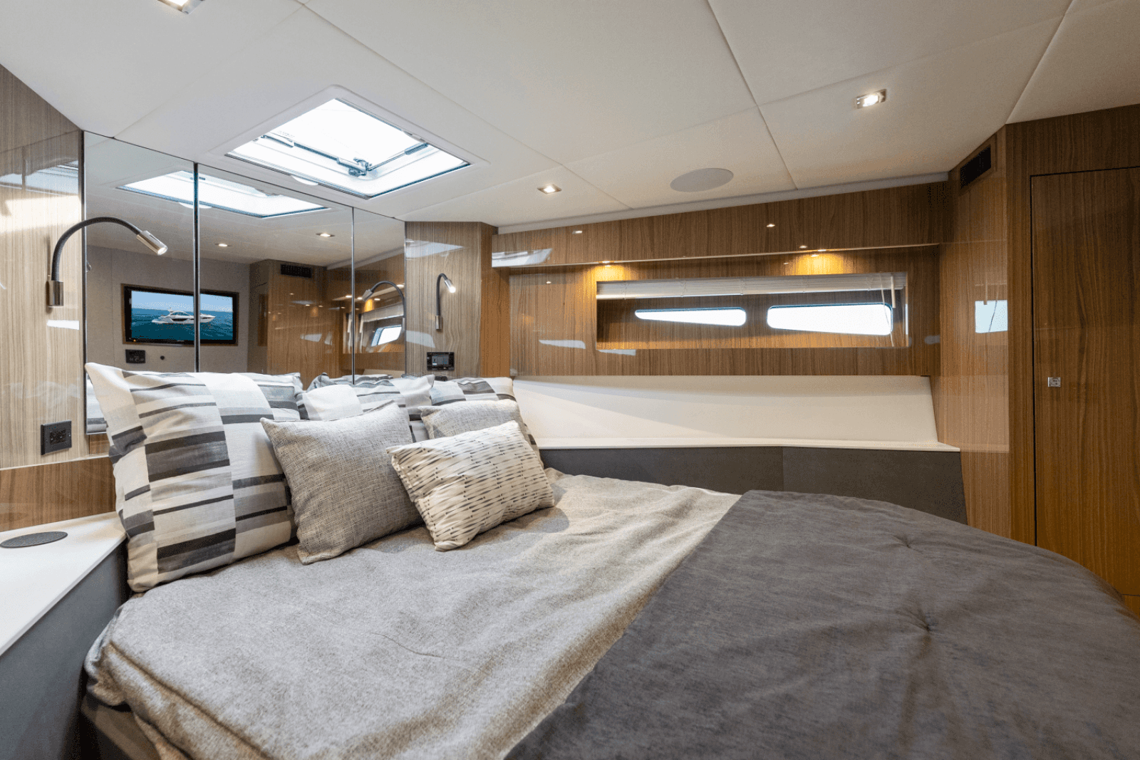 2025 Cruisers Yachts 50 Cantius