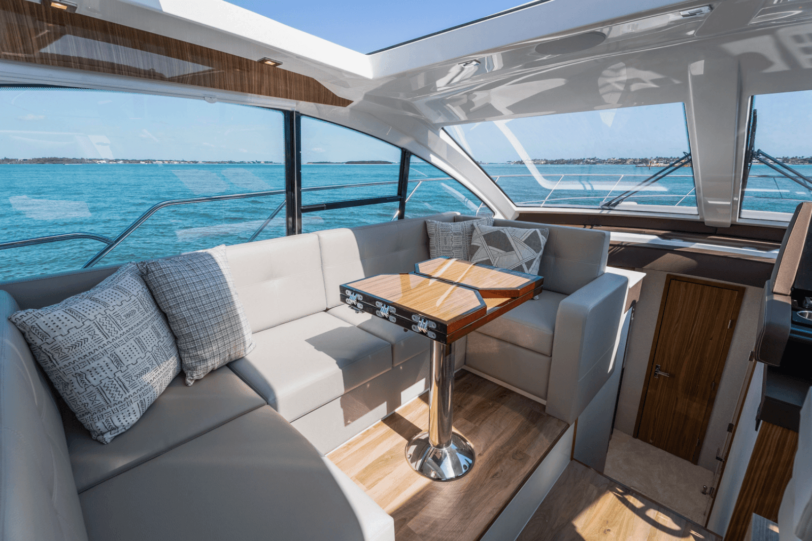 2025 Cruisers Yachts 50 Cantius