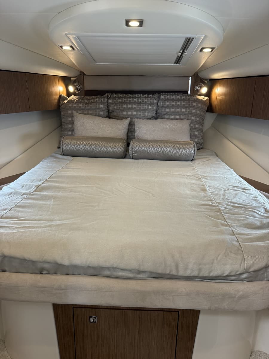2016 Cruisers Yachts 350 Express