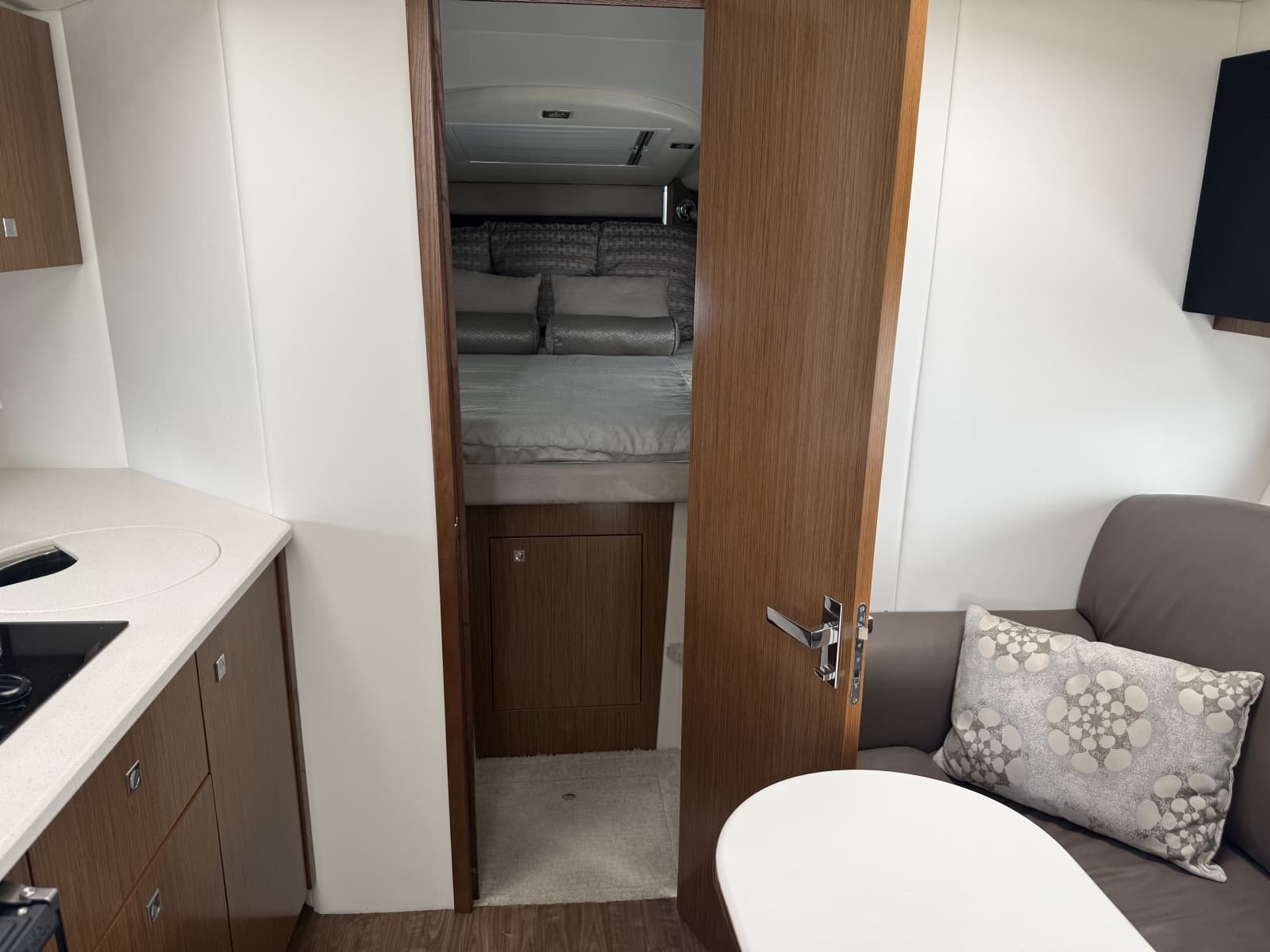 2016 Cruisers Yachts 350 Express