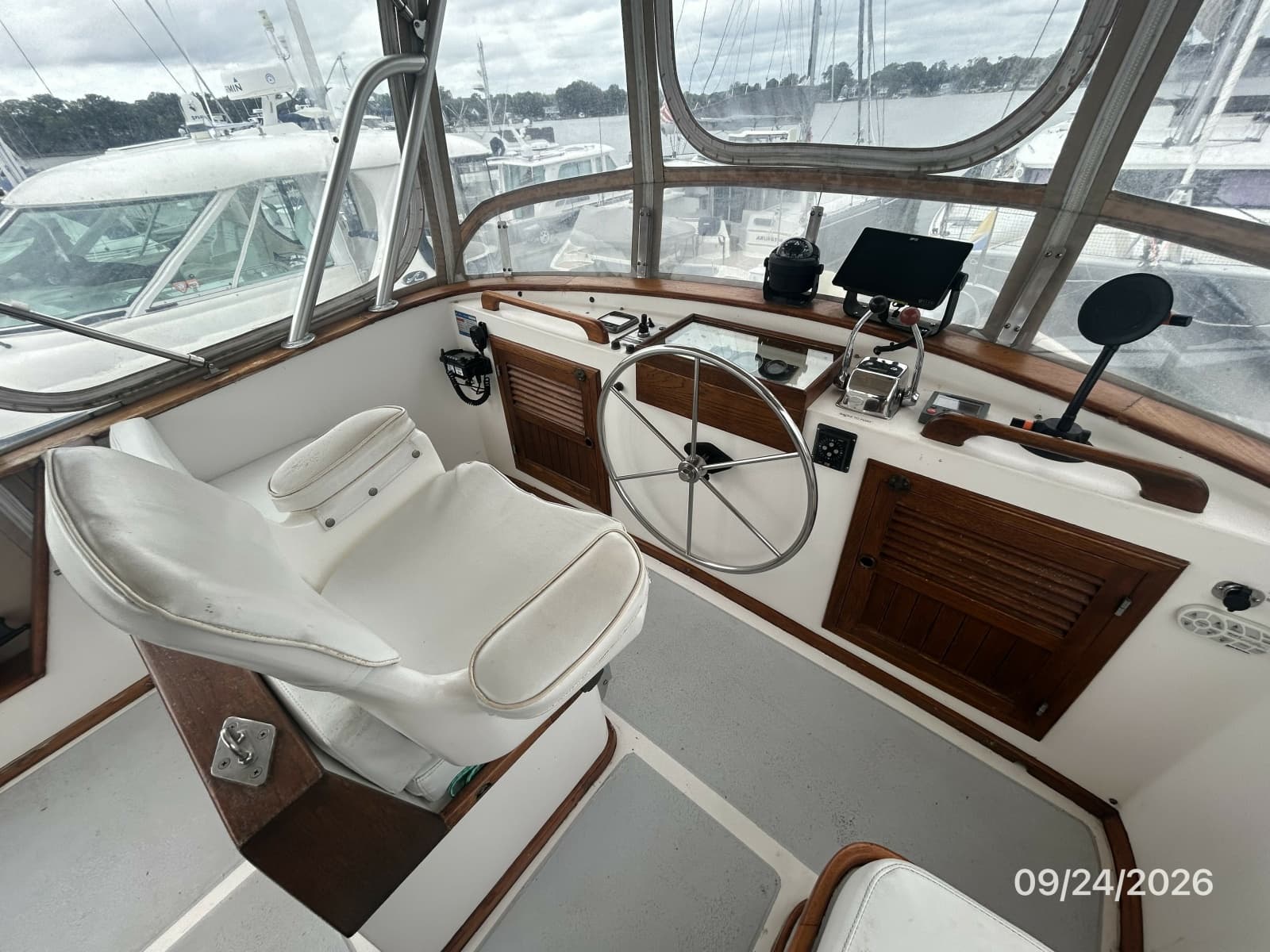 36' Monk flybridge helm1