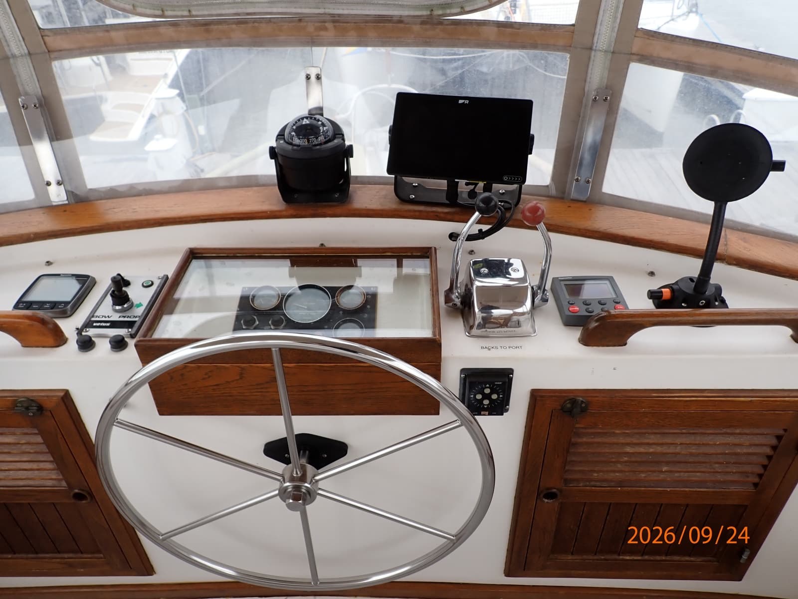 36' Monk flybridge helm3