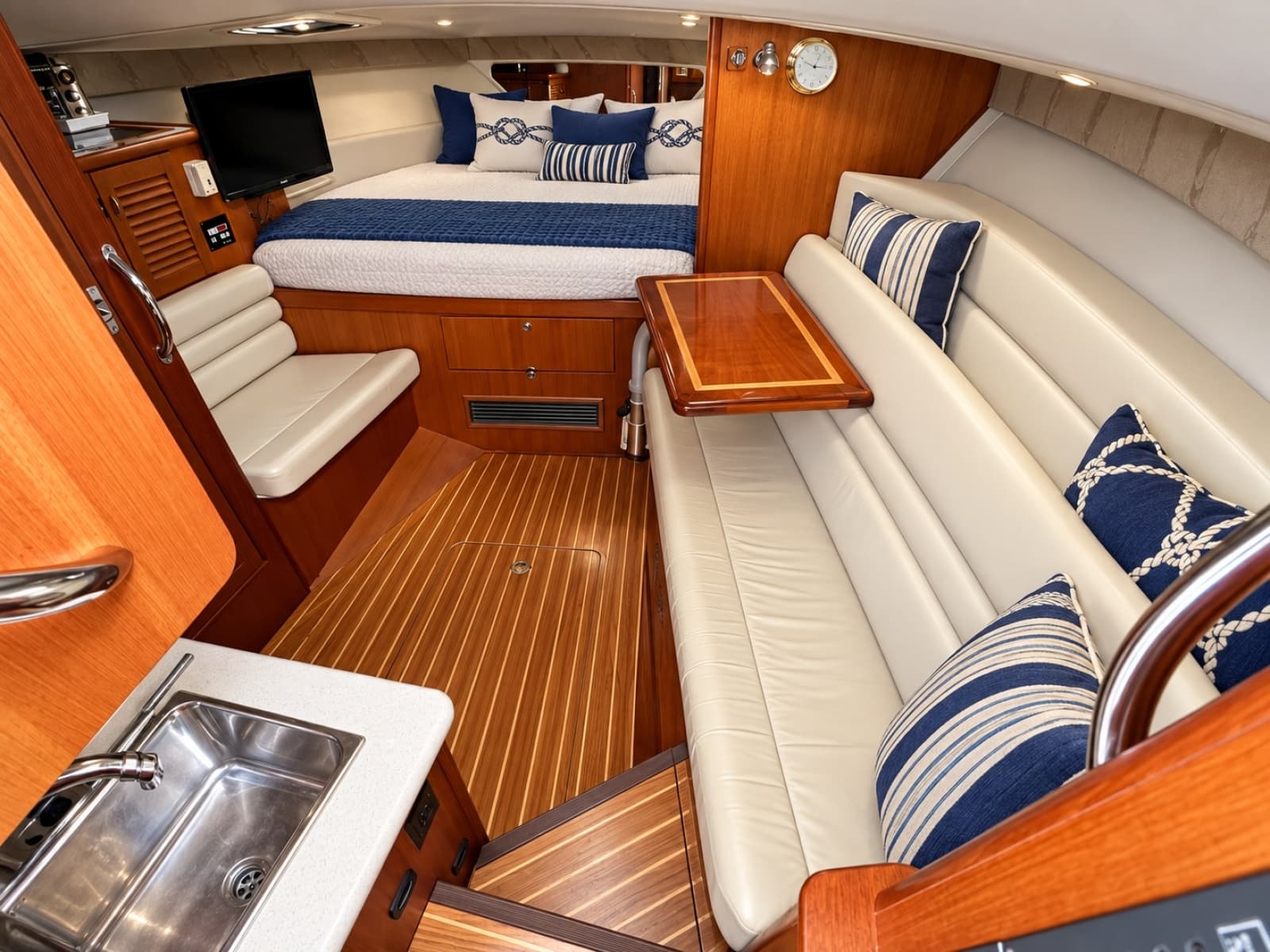 2003 Pursuit 3000 Offshore