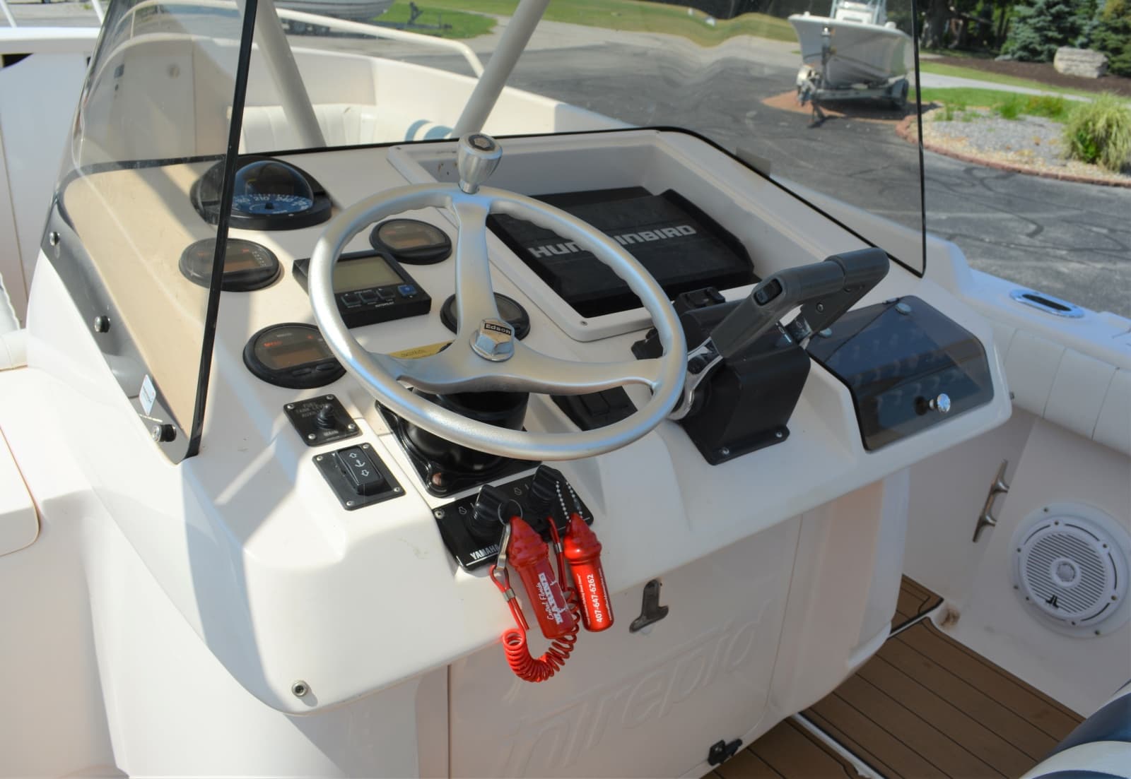 2001 Intrepid 322 Cuddy