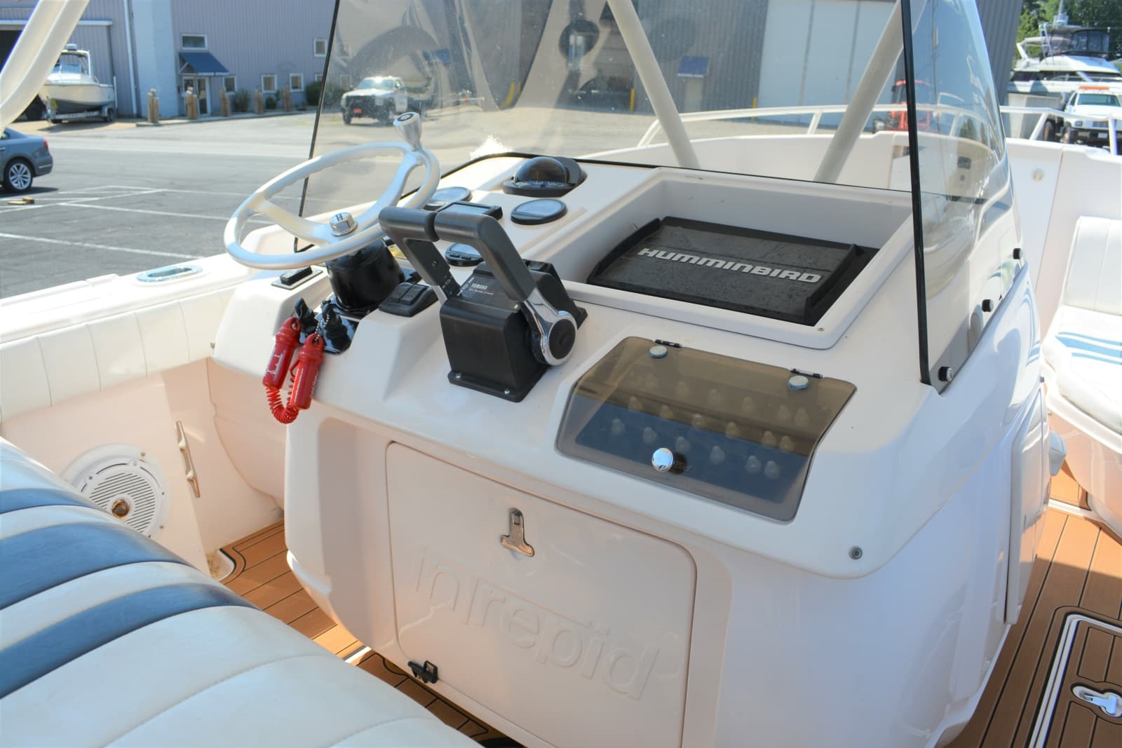 2001 Intrepid 322 Cuddy