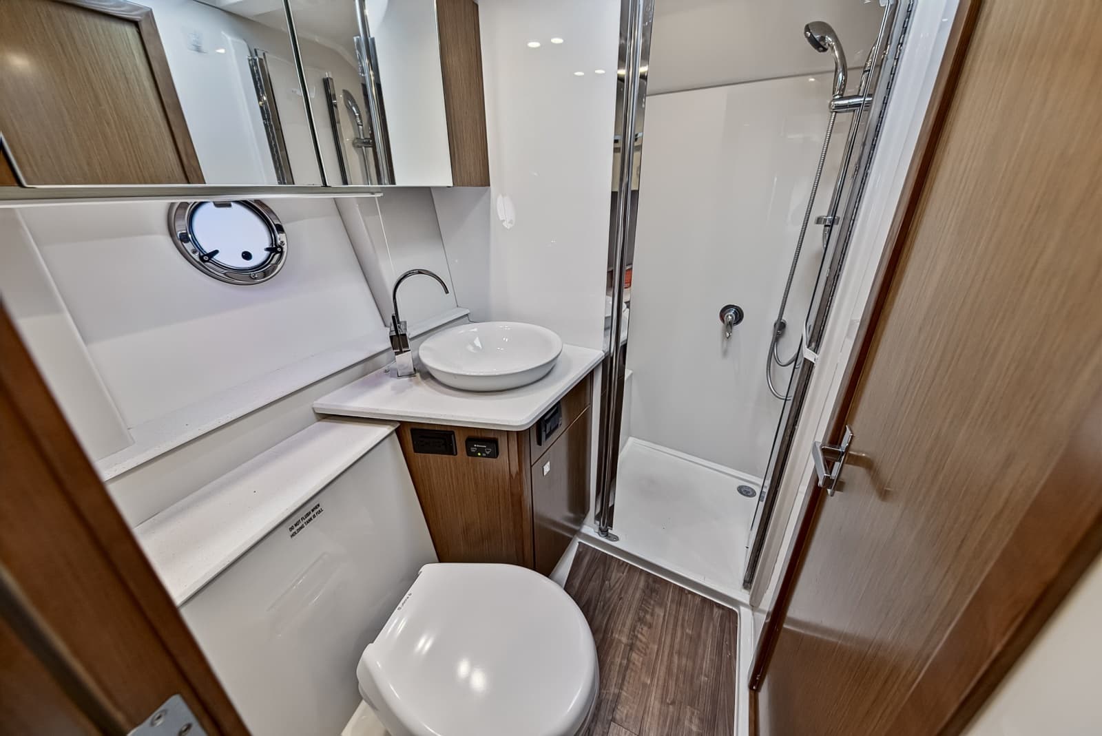 2016 Cruisers Yachts 