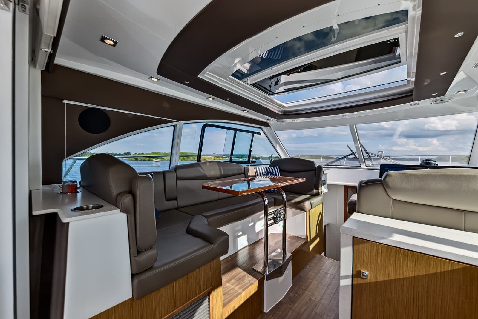 2016 Cruisers Yachts 
