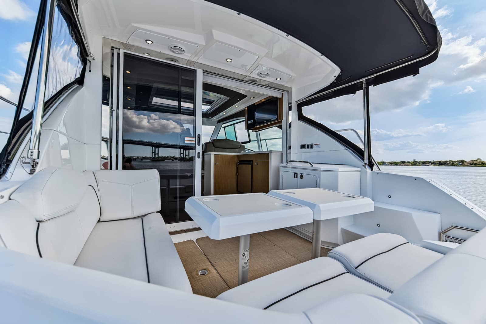 2016 Cruisers Yachts 