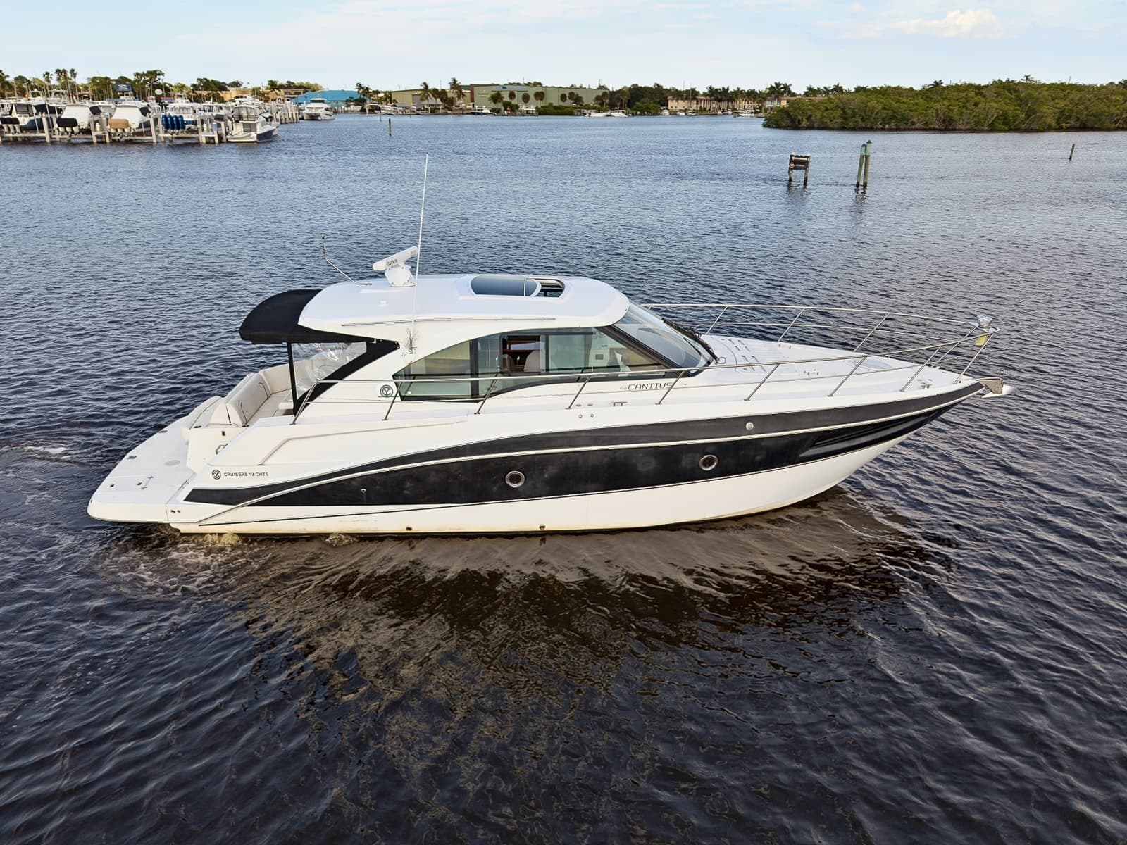 2016 Cruisers Yachts 