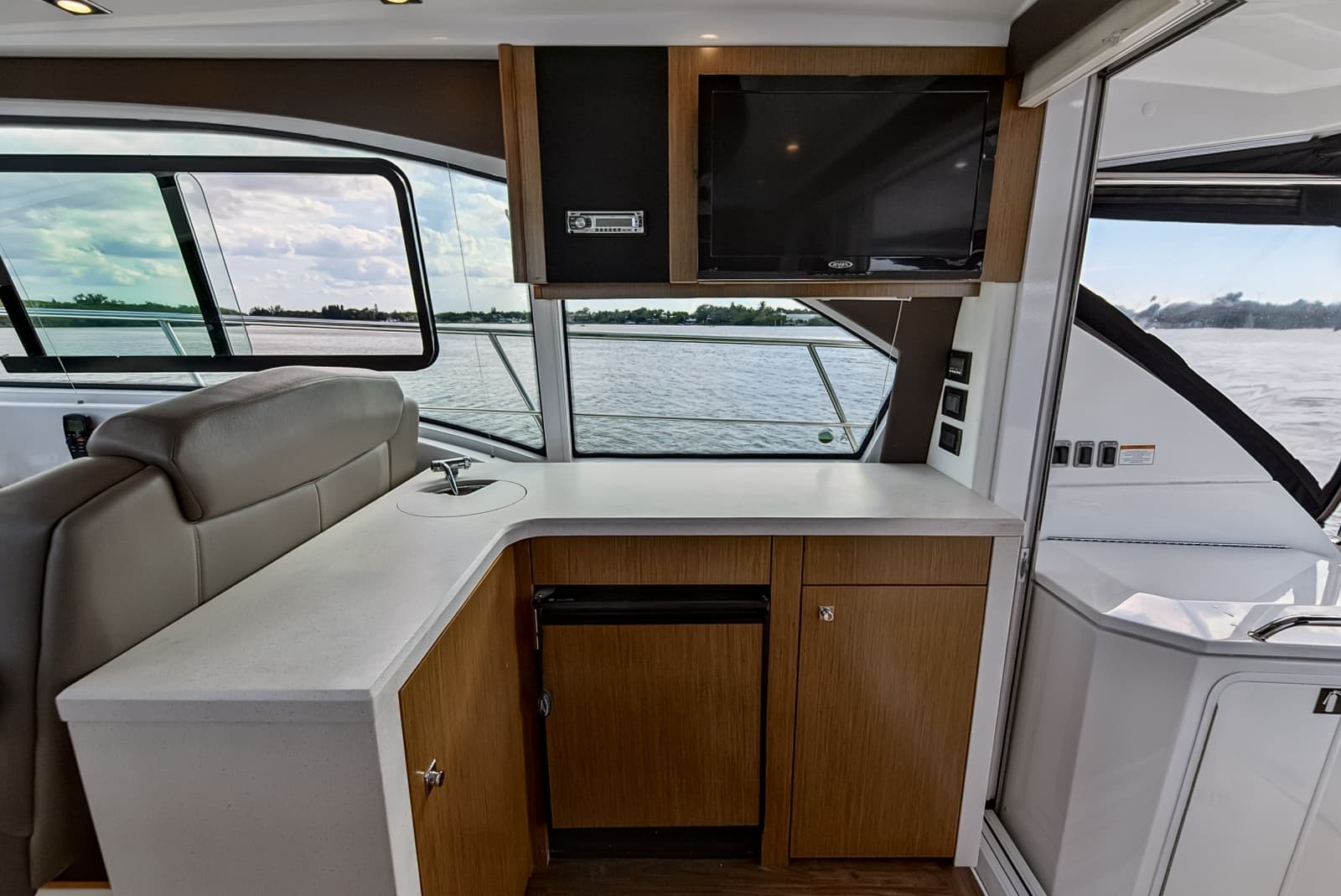 2016 Cruisers Yachts 