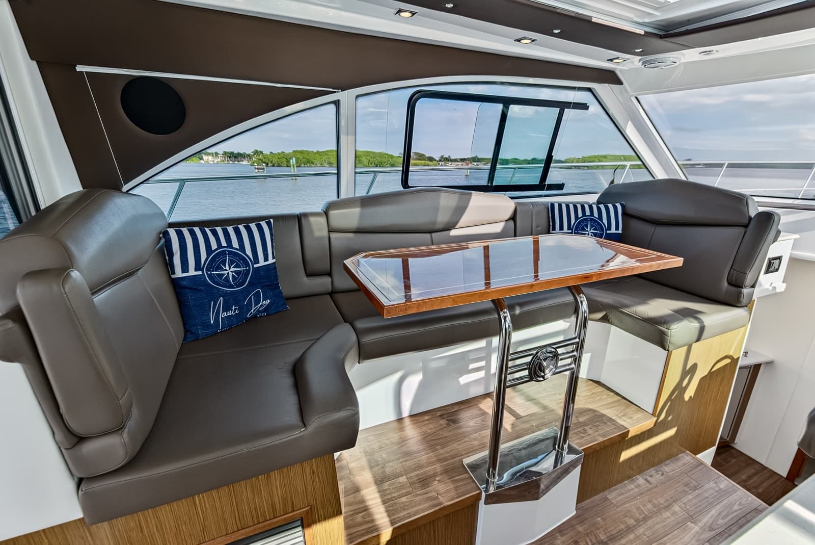 2016 Cruisers Yachts 