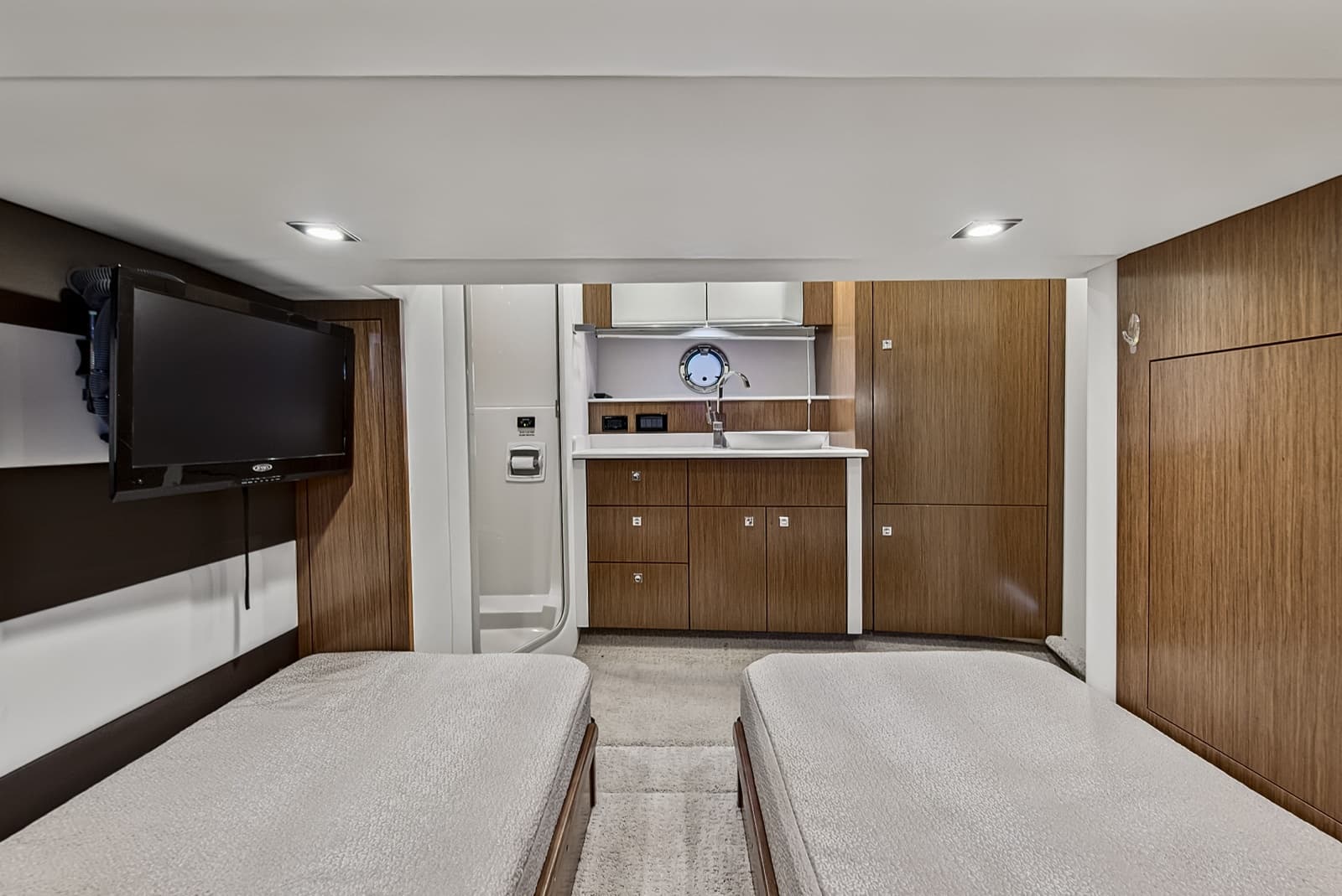 2016 Cruisers Yachts 
